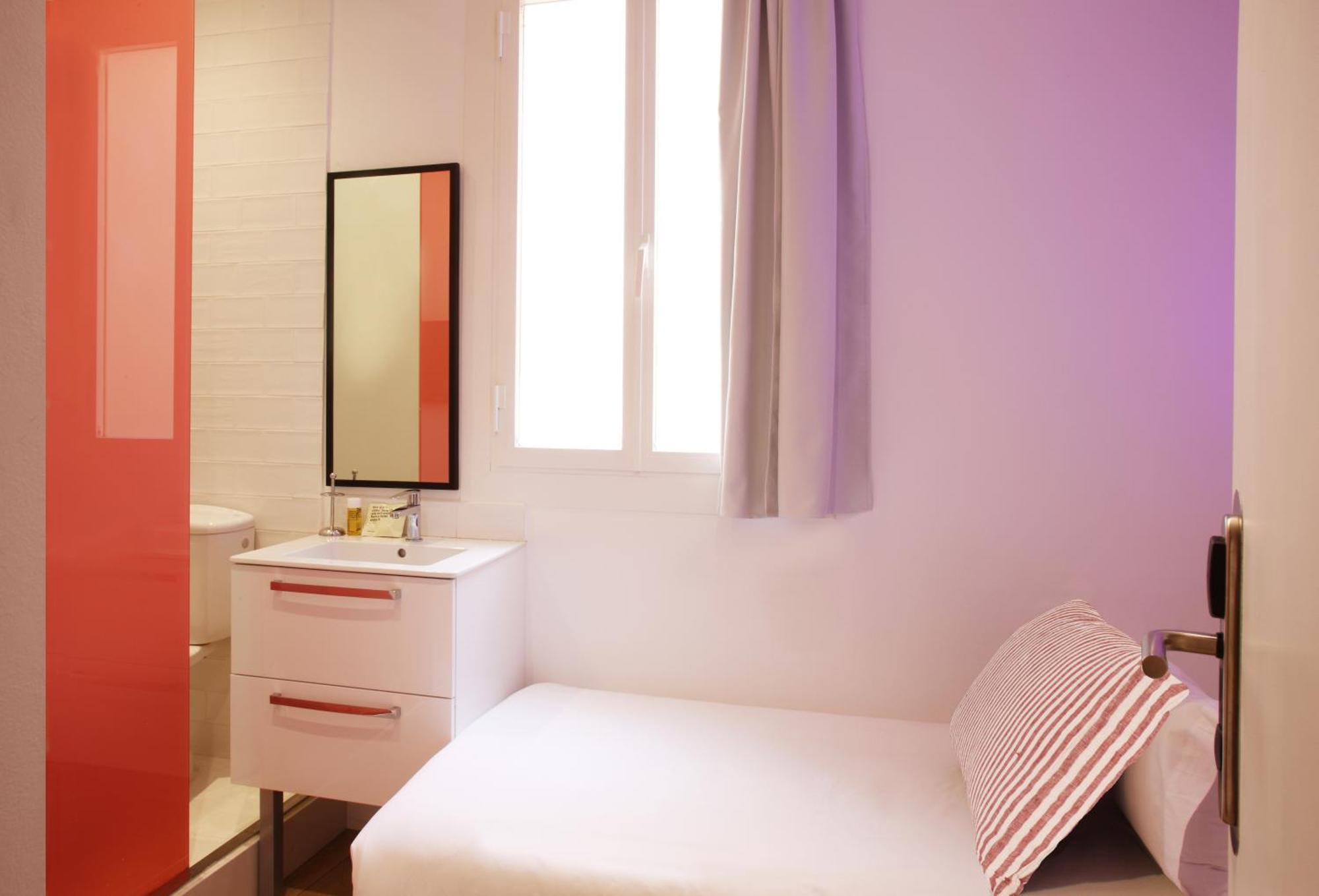 Chic & Basic Tallers Hostal Barcelona Exterior photo