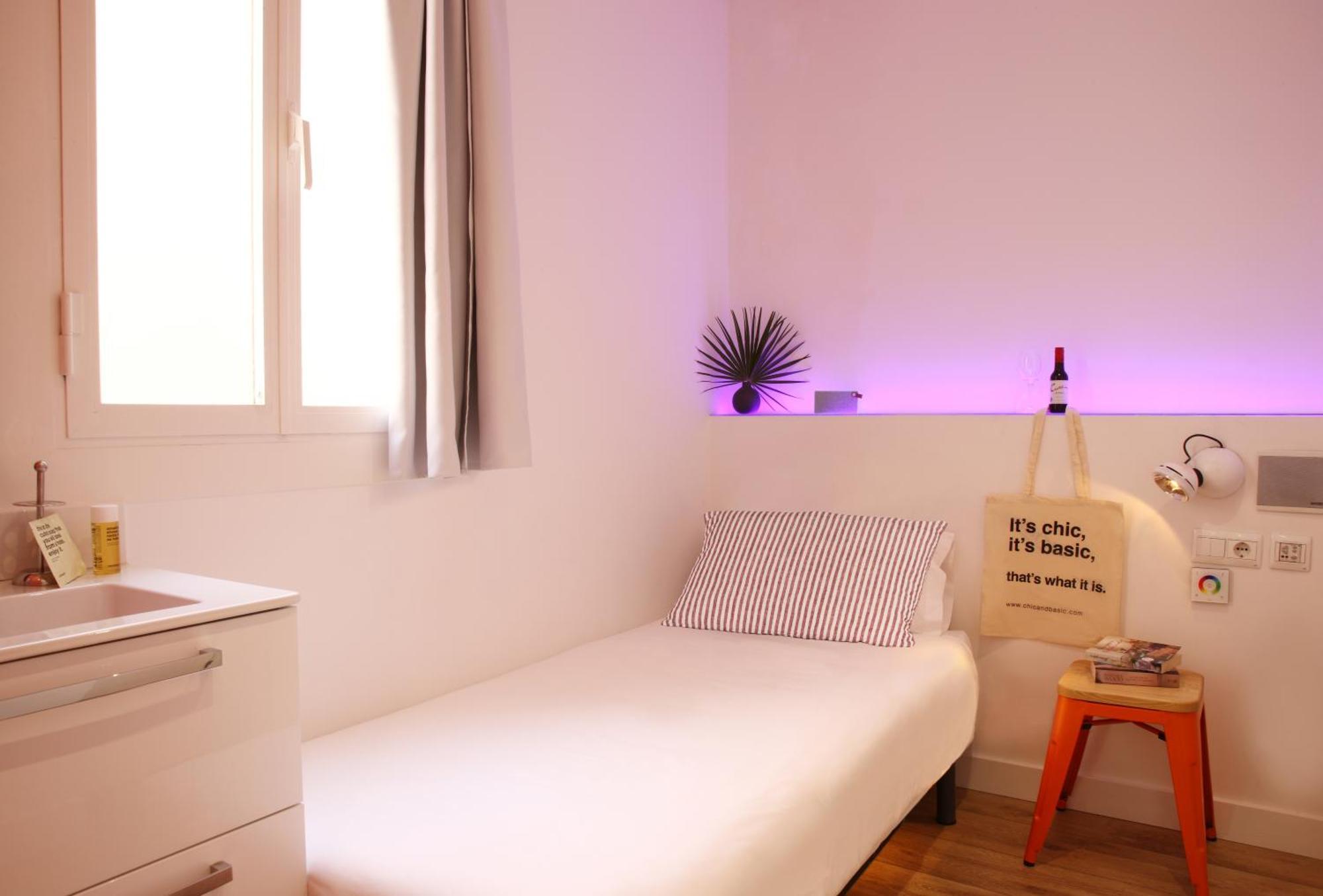 Chic & Basic Tallers Hostal Barcelona Exterior photo