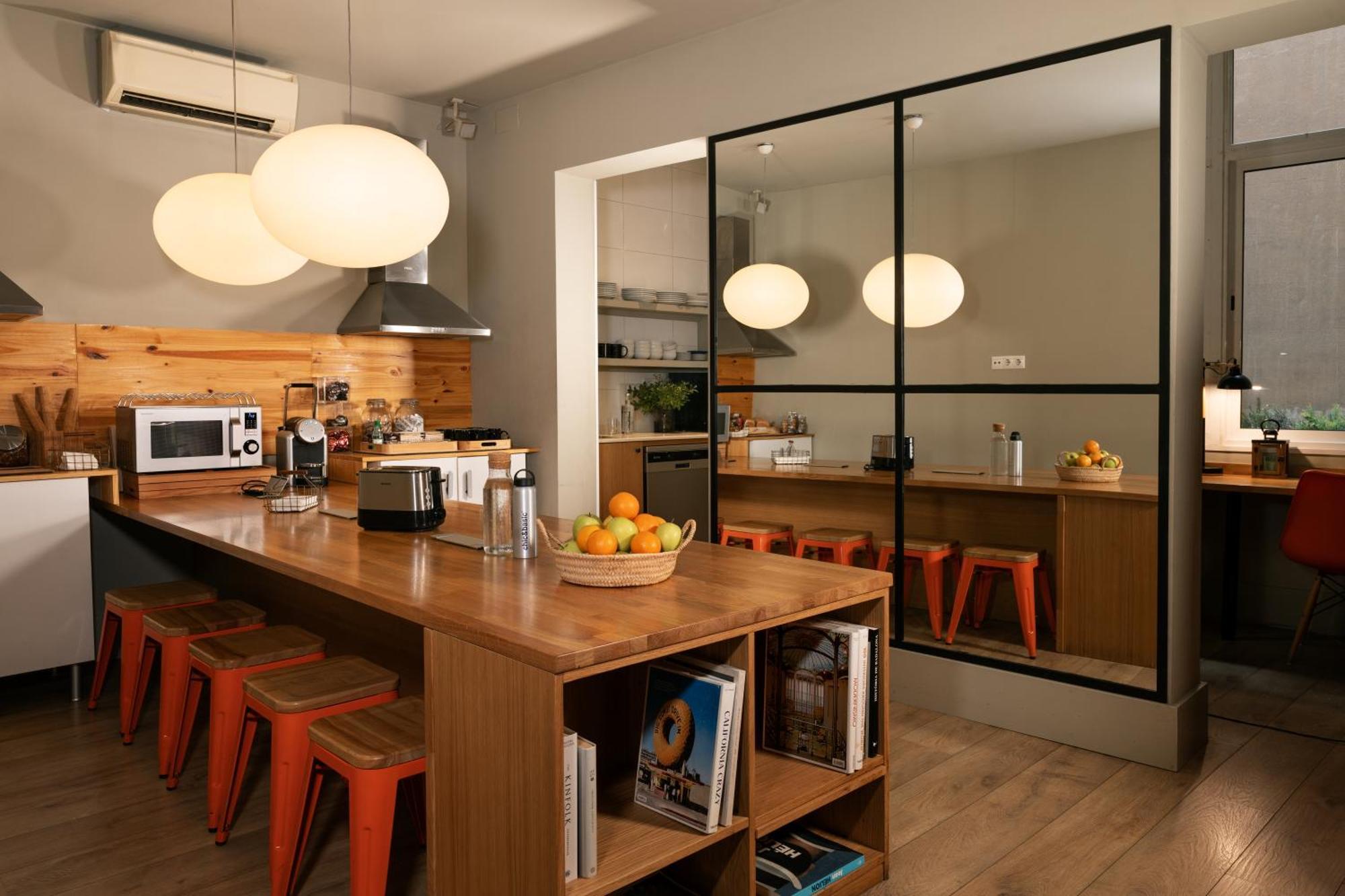 Chic & Basic Tallers Hostal Barcelona Exterior photo