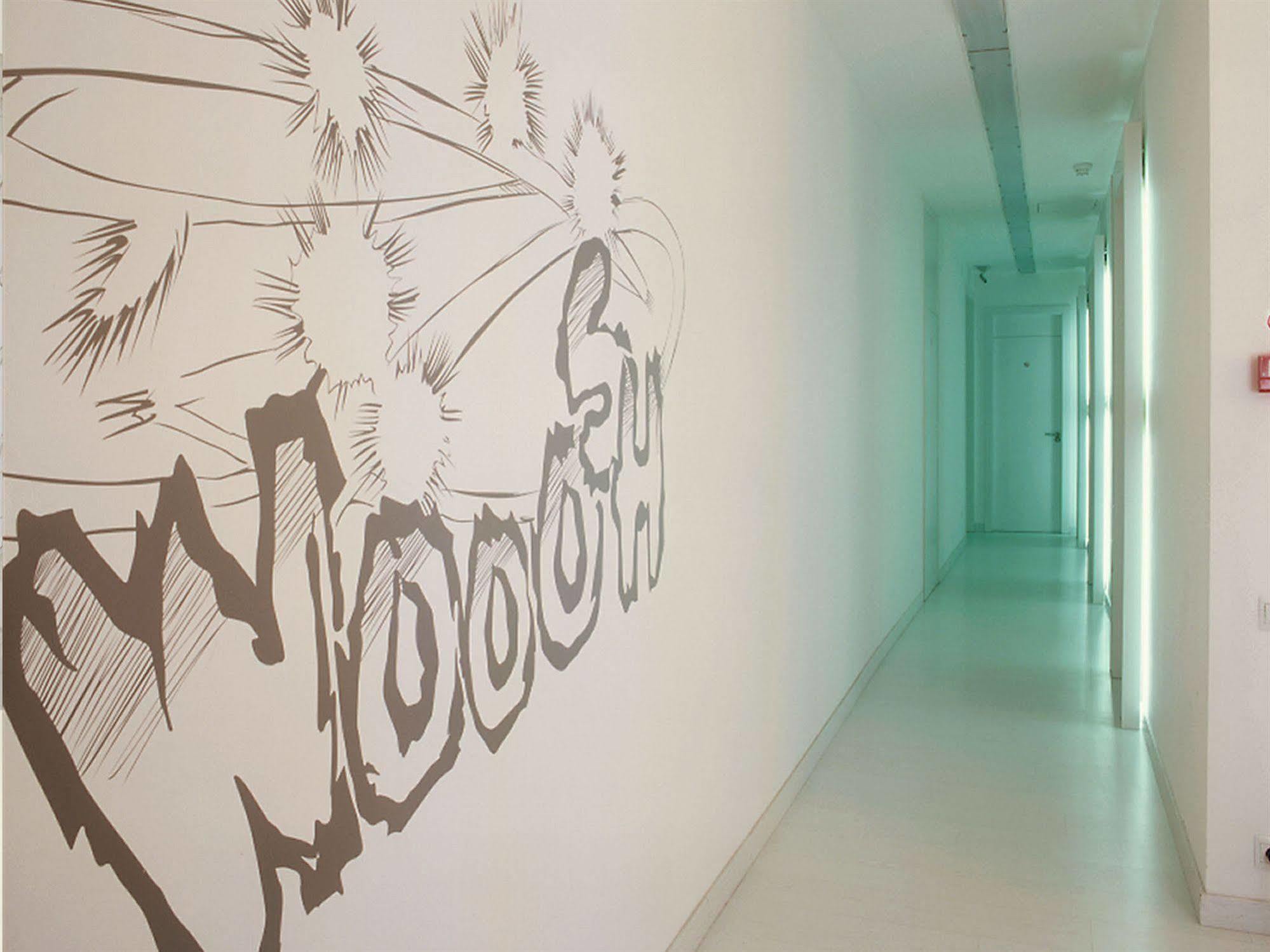 Chic & Basic Tallers Hostal Barcelona Exterior photo