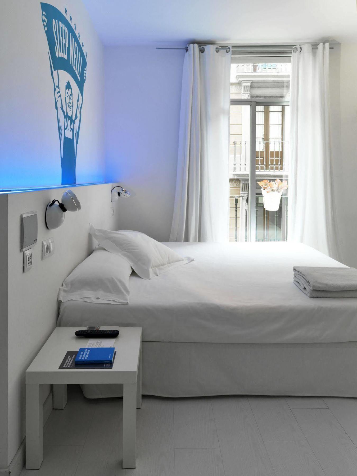 Chic & Basic Tallers Hostal Barcelona Exterior photo