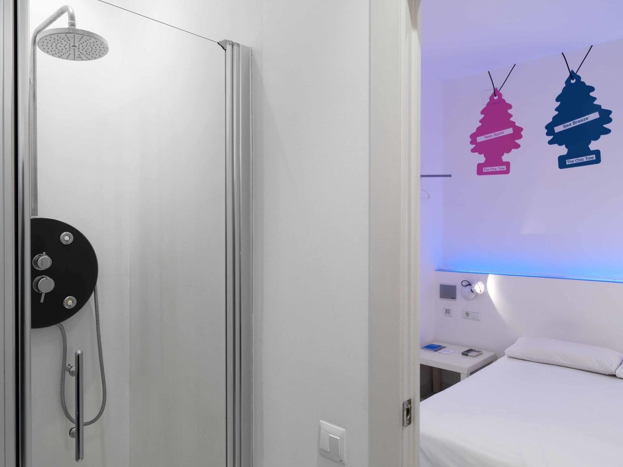 Chic & Basic Tallers Hostal Barcelona Exterior photo